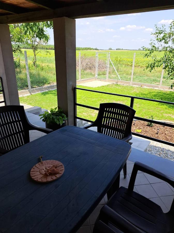 Grapeline Guesthouse Chotin Buitenkant foto