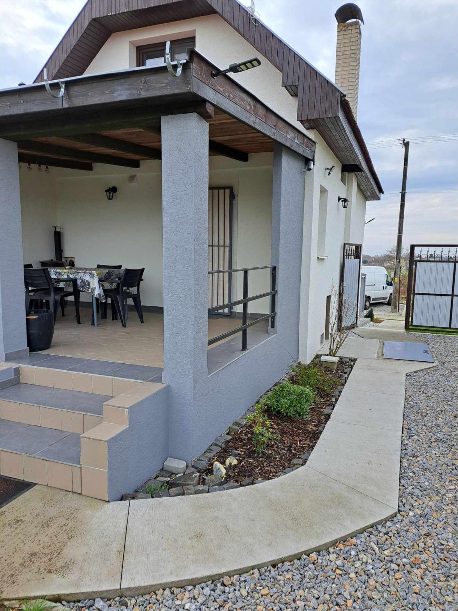 Grapeline Guesthouse Chotin Buitenkant foto