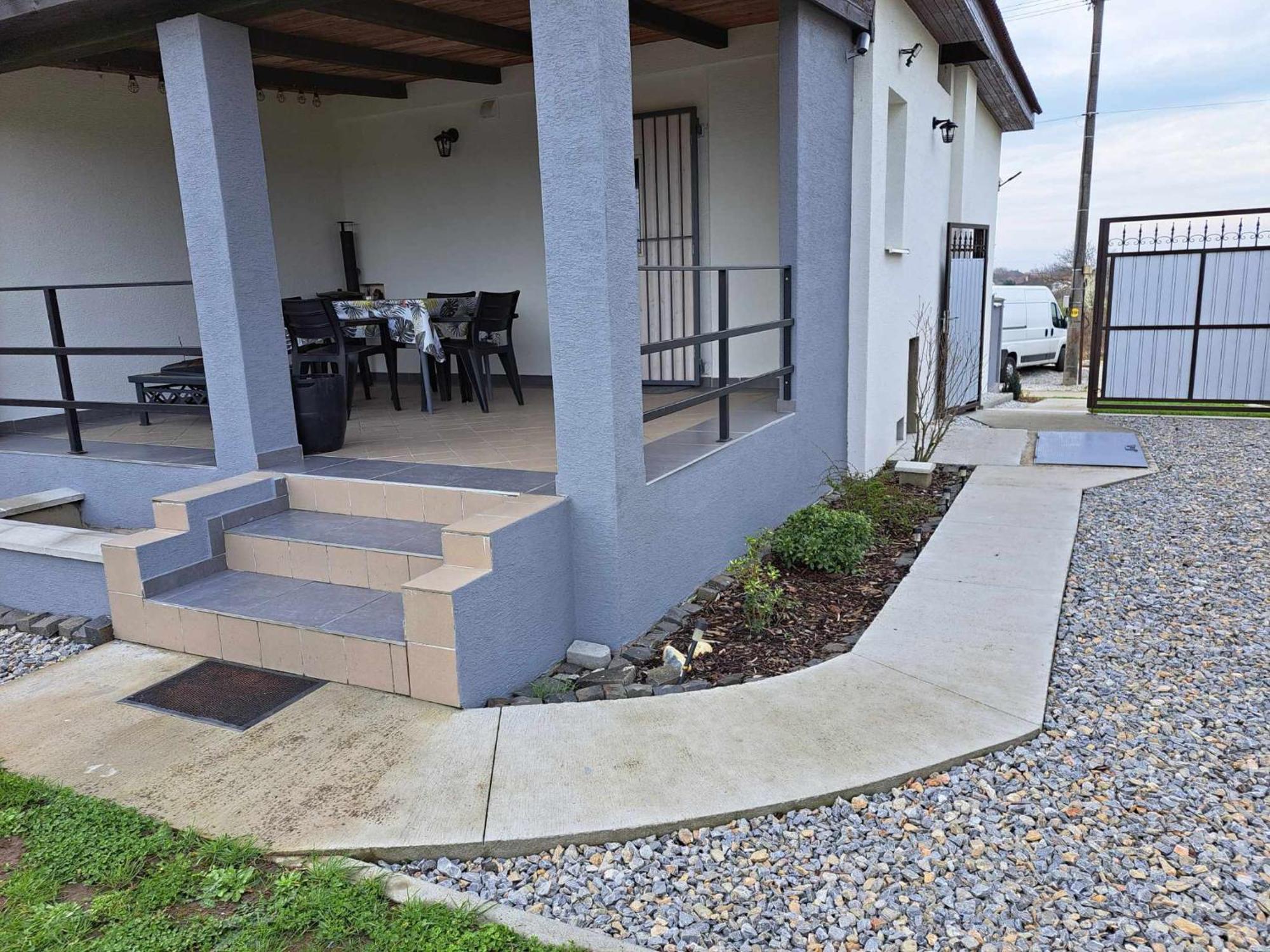 Grapeline Guesthouse Chotin Buitenkant foto